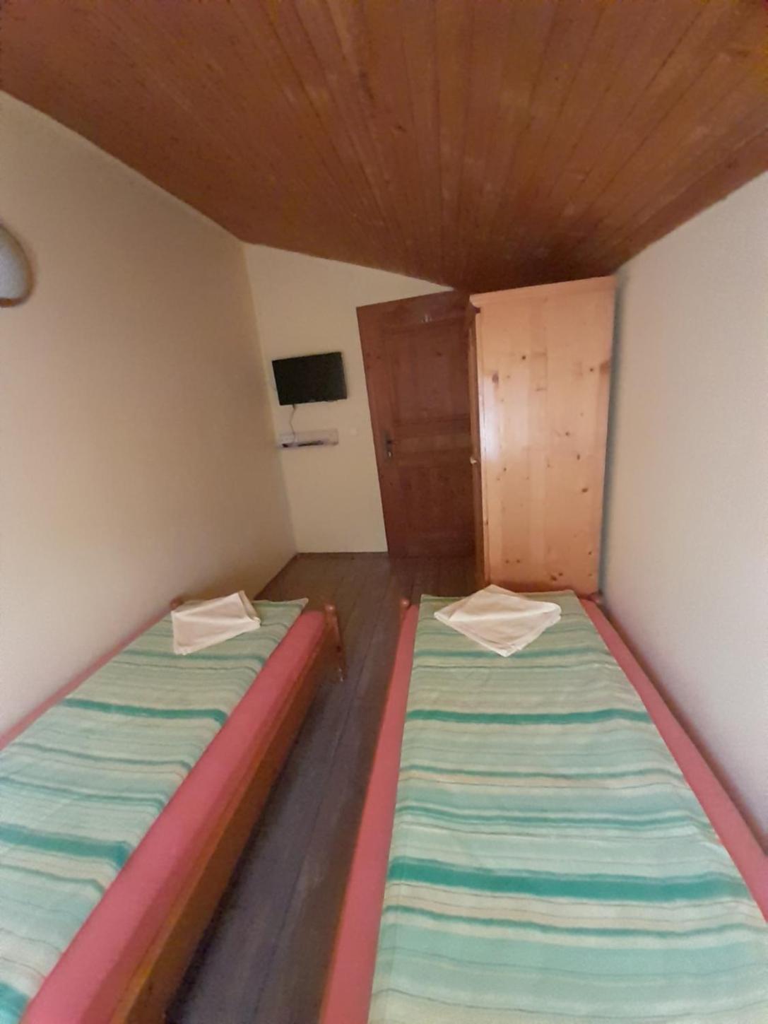 Guest House Lorian Madzhare Buitenkant foto