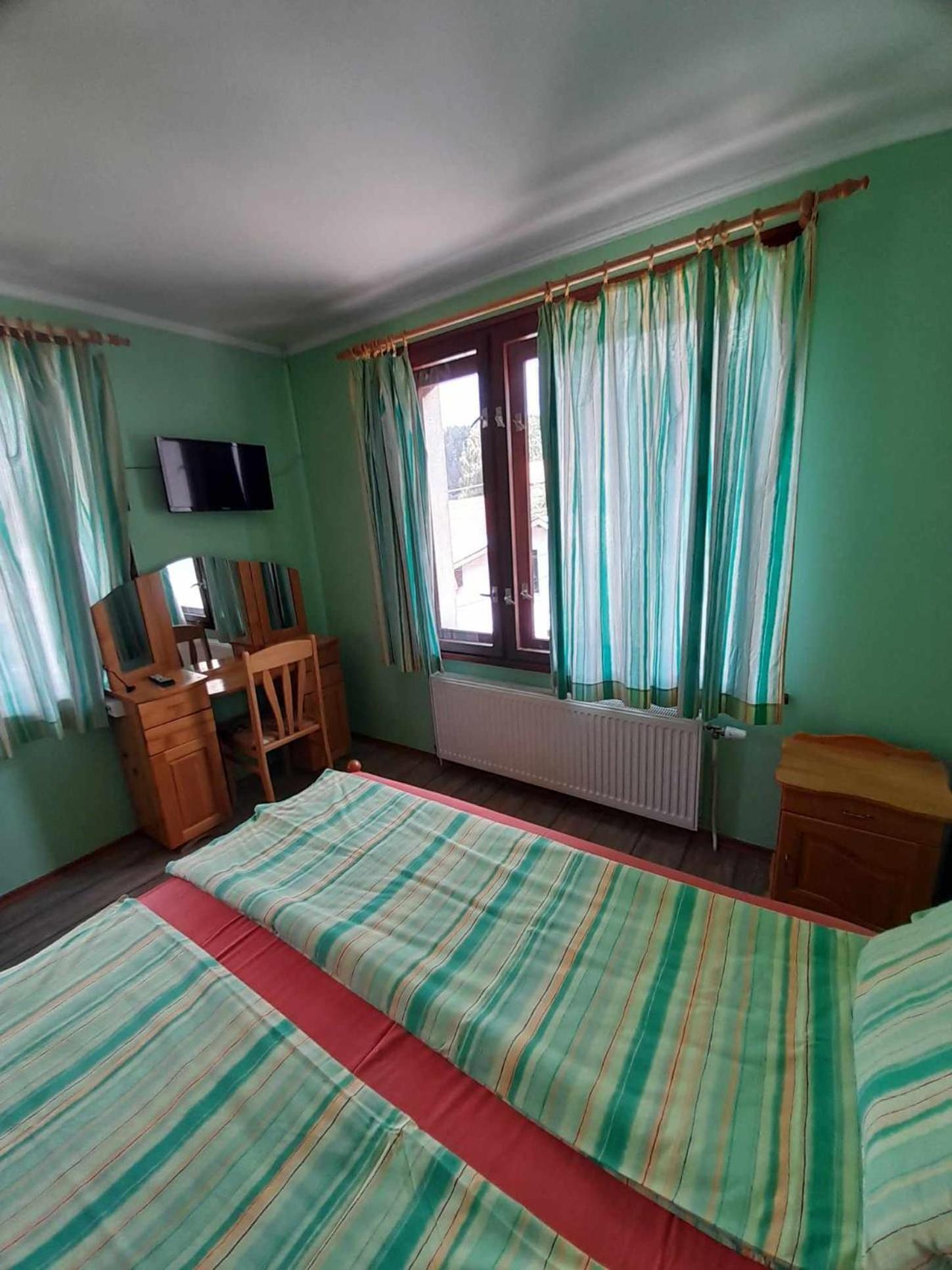 Guest House Lorian Madzhare Buitenkant foto