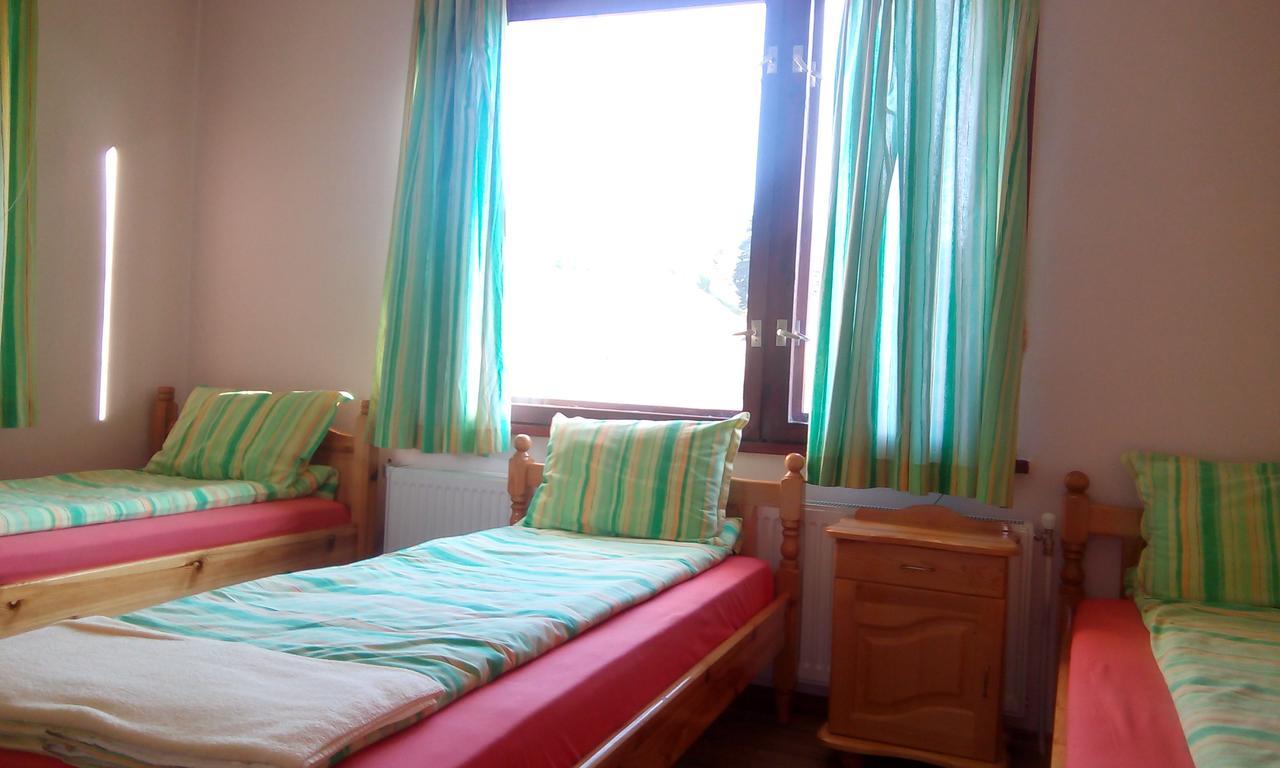 Guest House Lorian Madzhare Buitenkant foto